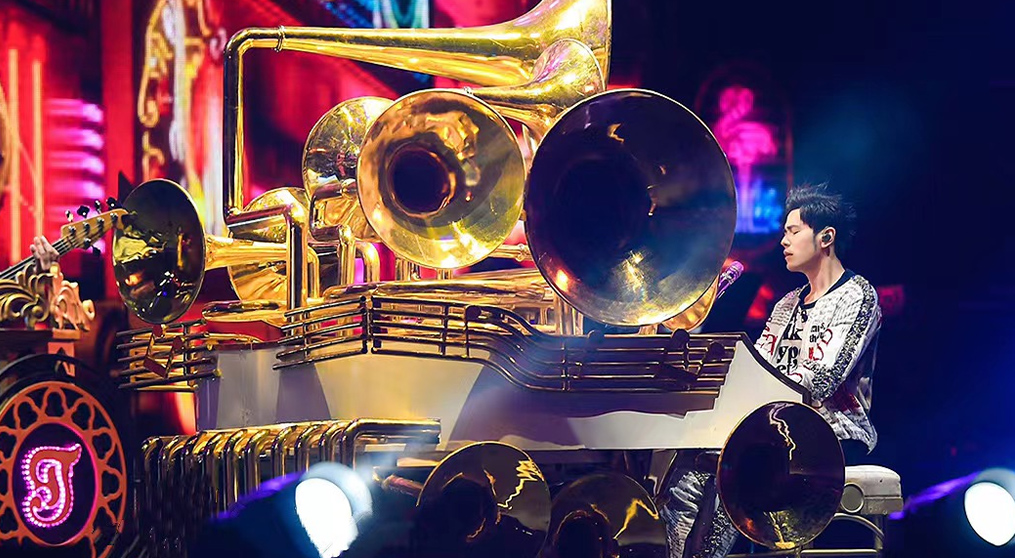 bwin必赢透明屏和荧光棒系列产品亮相2022周杰伦新加坡演唱会